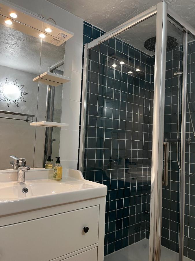 Under the wisteria - shower photo